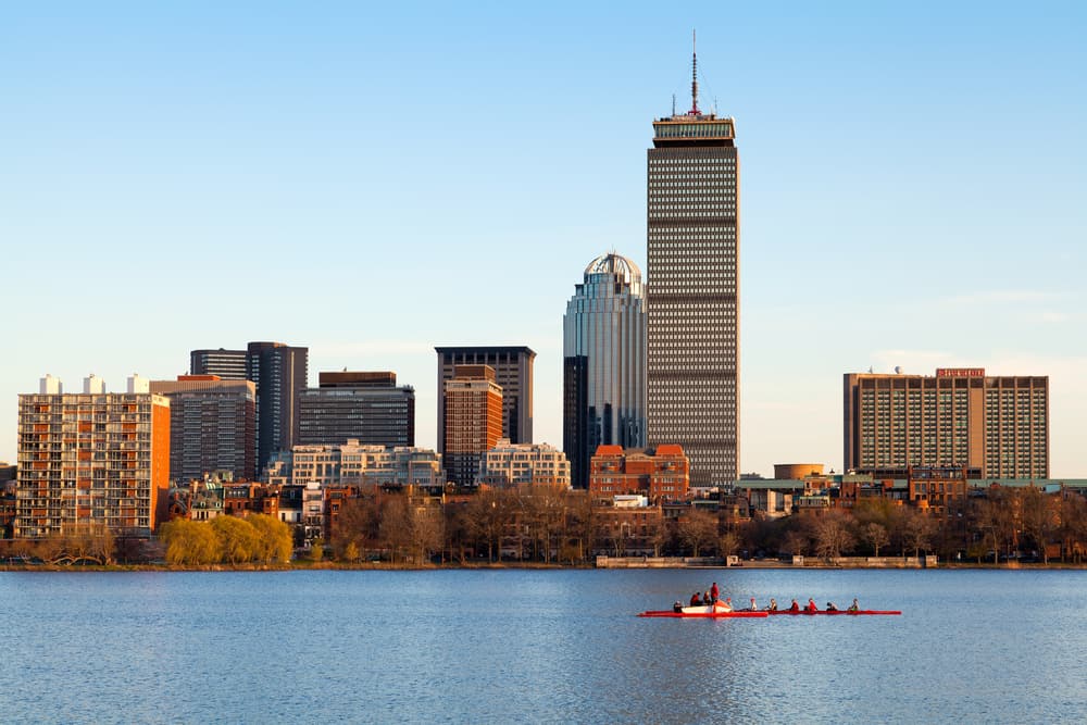 Boston es una ciudad que te va a enamorar cada vez que la visites. Qué hacer en Boston un domingo? Siéntate a ver un bello atardecer en el Charles River.