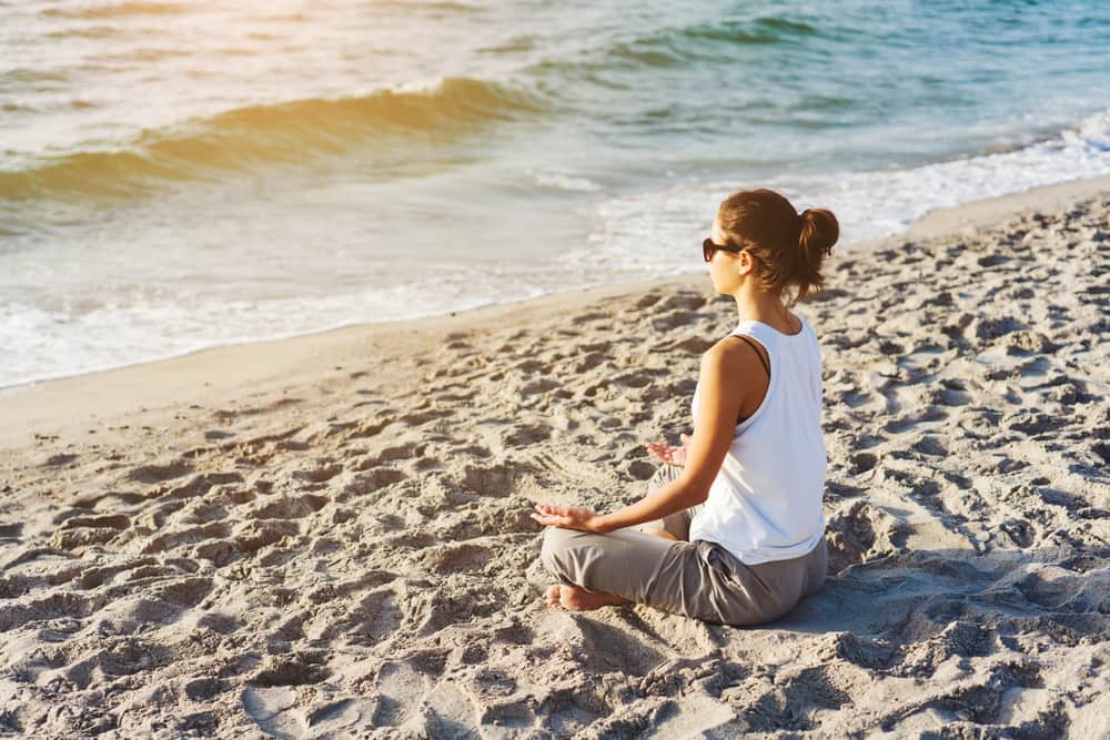 Para calmar la ansiedad es importante hacer yoga y mindfulness para aliviar las cargas que este problema produce en tu salud.
