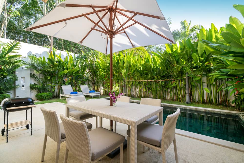 En el diseño de jardines pequeños incluye una mesa con paraguas y comodas sillas para pasar largos ratos en tu jardín.
