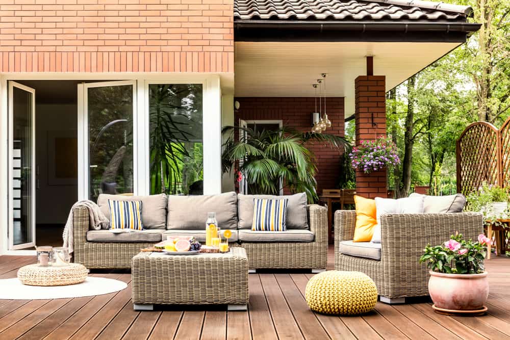 En el doseño de jardines pequeños los muebles de mimbre y rattan son los ideales. Ellos aguantan intemperie y crean ambientes ligeros y agradables. Utiliza telas como la sunbrella, cojines decorativos y velas. 