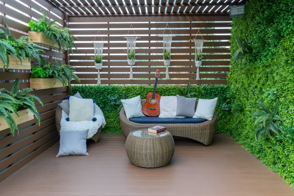 Una pergola es ideal en el diseño de jardines pequeños. Puedes decorarla con un muro vegetal para crear un espacio intimo.