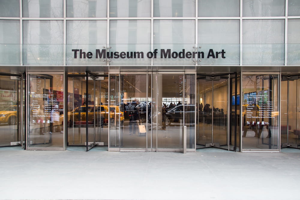 Uno de los museos de New York más visitados es el MoMa. Un lugar lleno de contrastes que exhibe importantes obras de arte y piezas de diseño que te fascinarán.