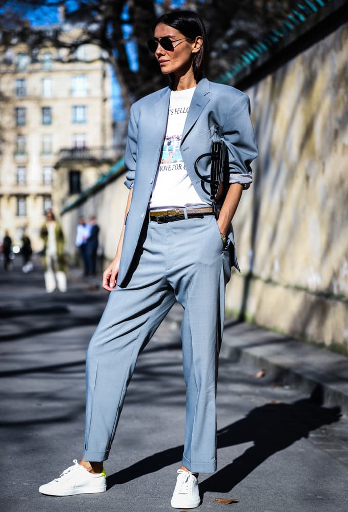 Un traje sastre puede volverse un atuendo muy casual. Usa tenis blancos, camiseta y un blazer cada vez que quieras crear outfits casuales con tu ropa.