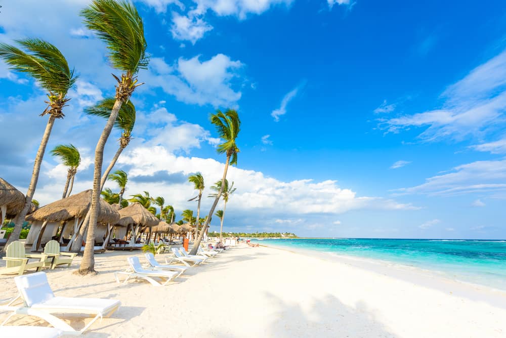Akumal Beach es una de las playas de Cancún que te cautivarán por su belleza y las actividades que te ofrece.