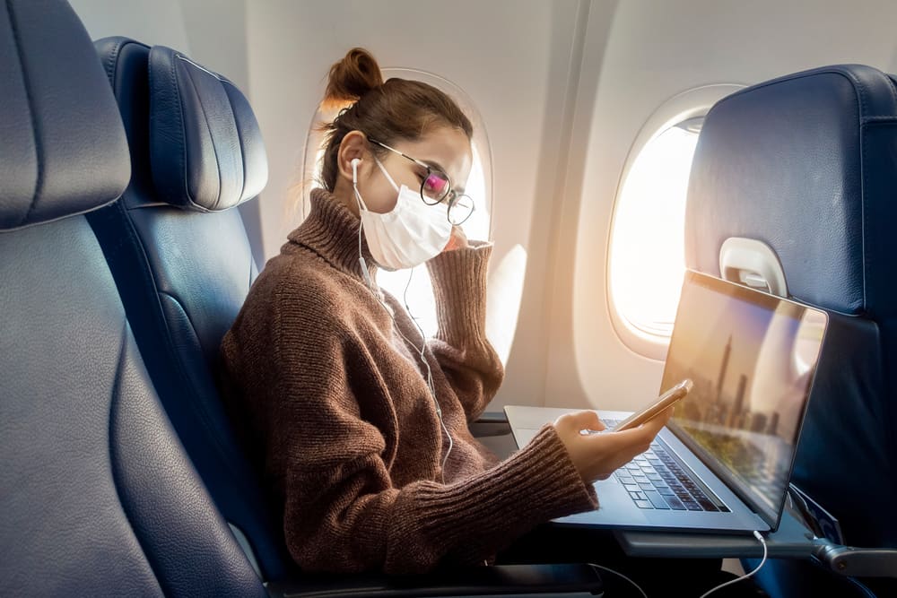 Si vas a viajar en avión debes permanecer con la mascara todo el tiempo que dure el viaje. No solo en el avión. sino desde que entres al aeropuerto para tomar el vuelo y cuando salgas del avión a recoger tu equipaje. Además lávate constantemente las manos y mantén 6 pies de distancia de las otras personas.