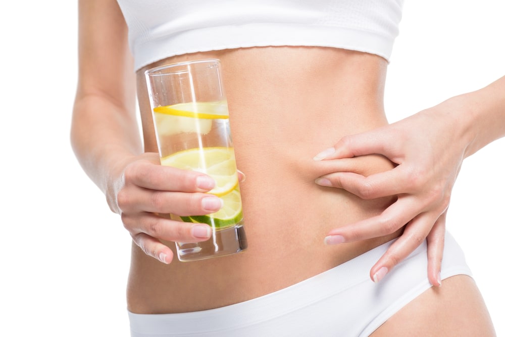 Aunque no se ha determinado científicamente si el agua con limón es eficiente o no para bajar de peso, lo cierto es que si funciona como un quemador de grasa natural. Quienes sufren de acidez no deben consumirla sin consultar a su médico. 