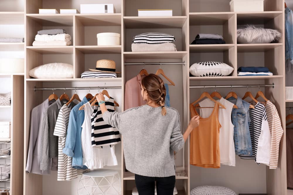 Para lograr un cambio de look es importante revisar tu closet y donar lo que no usas. Haz nuevas combinaciones de outfits más modernas y audaces.