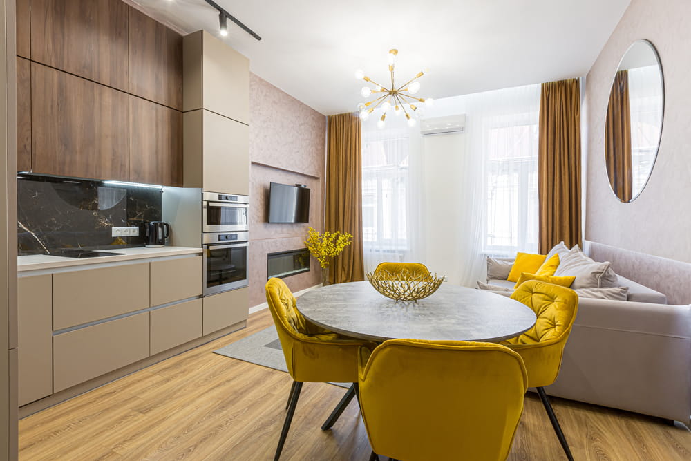 Entre los colores para pintar una cocina que esté integrada al salon, destacan los neutros. Sin embargo, es importante que tomes en cuenta los tonos que has empleado en el salón para que halla una comunicación entre ambas áreas.