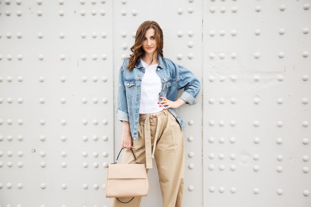 Si tienes las caderas anchas debes vestir pantalones y faldas unicolor. Evita los estampados.