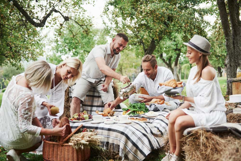 Una de las formas de cuidar tu salud es manteniendo relaciones felices con las personas que quieres y con tus amistades más cercanas. Dedícales tiempo. Esto favorece tu bienestar mental.