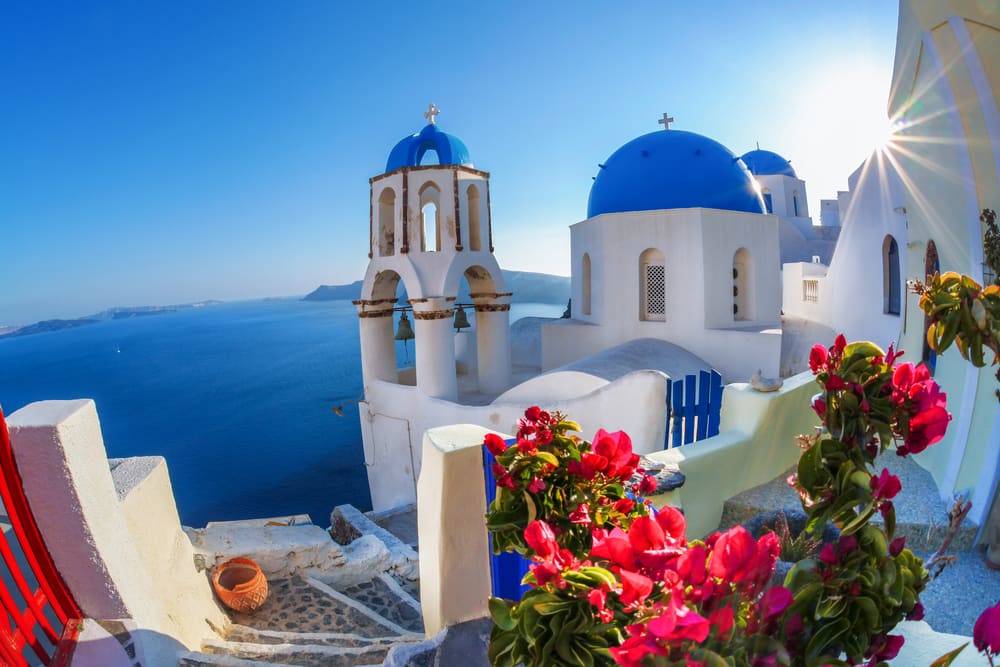 Santorini es uno de los lugares más bellos de las islas griegas. Los atradeceres, sus callecitas llenas de flores, sus vistas al mar y la amabilidad de sus habitantes le dan la bienvenida a las vacaciones más inspiradoras y relajantes!