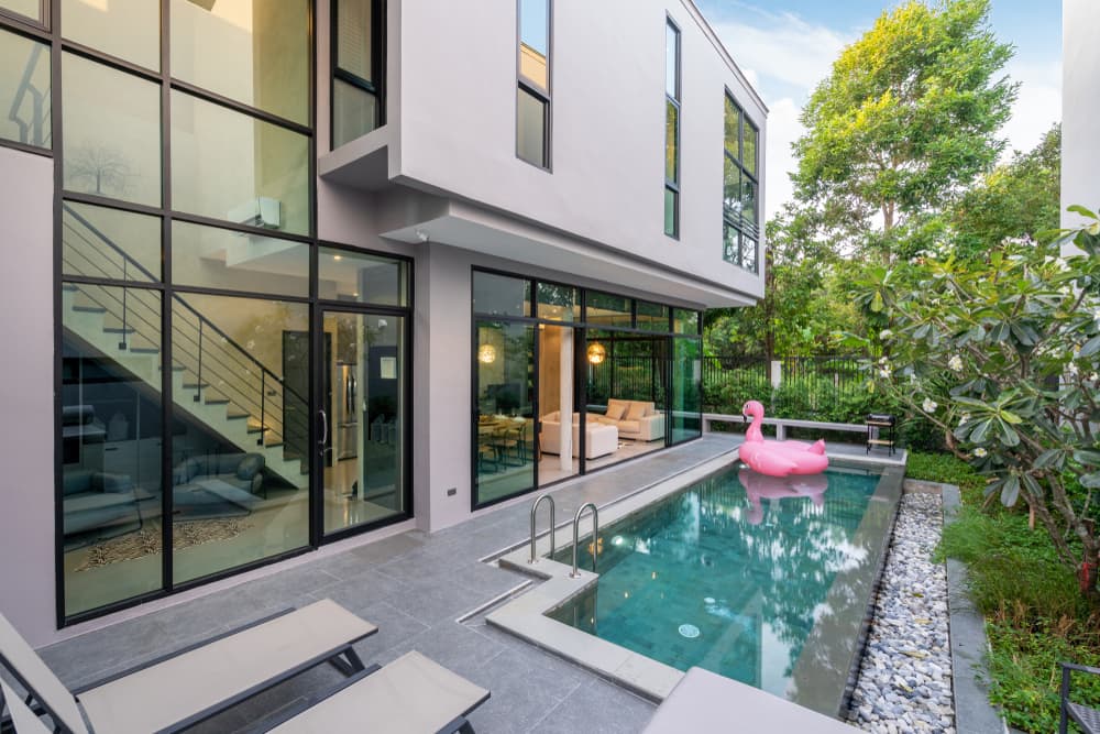 Las piscinas para casas deben adaptarse al tamaño del espacio donde se van a construir. No se debe utilizar toda el área para hacer la obra. Es importante dejar espacios para colocar las tumbonas y alguna mesa con sillas para comer, disfrutando de este ambiente al aire libre.