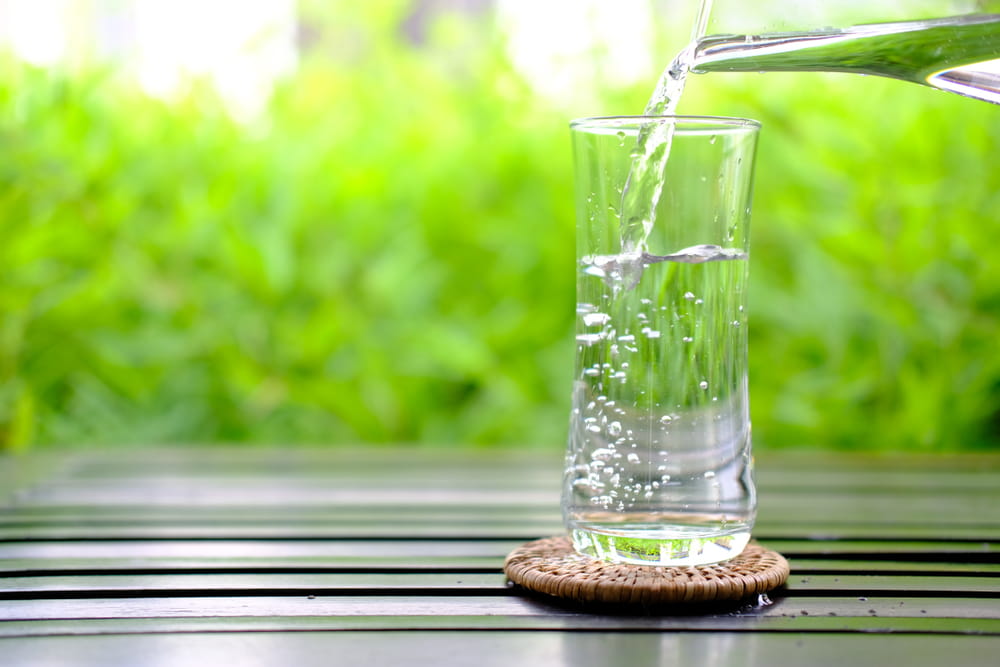 Beber agua en suficiente cantidad diariamente previene las arrugas y te mantiene saludable.