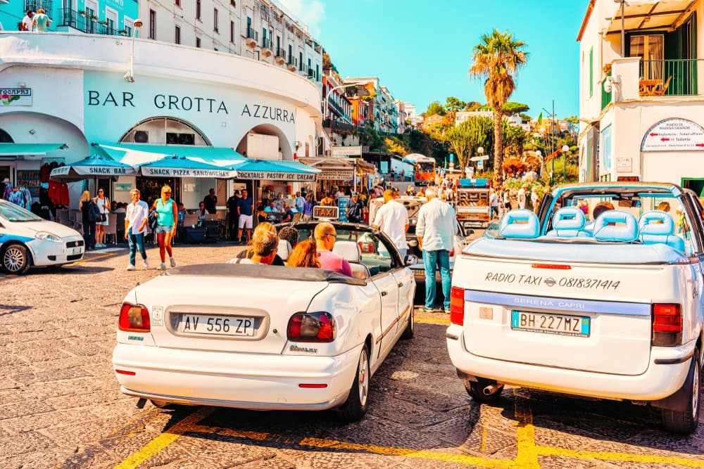 Visitar la Isla de Capri durante la primavera o el verano es volver a enamorarte. Es un destino lleno de bellezas naturales, gente glamorosa , restaurantes con un menú mediterráneo fresco. y exquisito. Esta hermosa isla se ha convertido en el destino preferido de muchas celebridades.