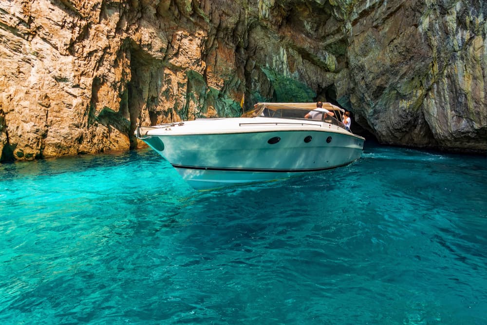 La gruta azul es una de las bellezas naturales en la Isla de Capri que debe estar en tu agenda.