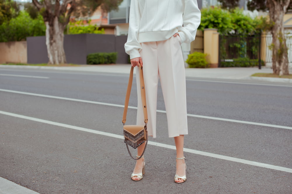 Los pantalones anchos a media pierna son ideales para usarlos en el día y si es un requisito que no seas de estatura pequeña. Ellos favorecen tu imagen, especialmente si son a la cintura y puedes usarlos con tacón, zapato tenis o con bailarinas.