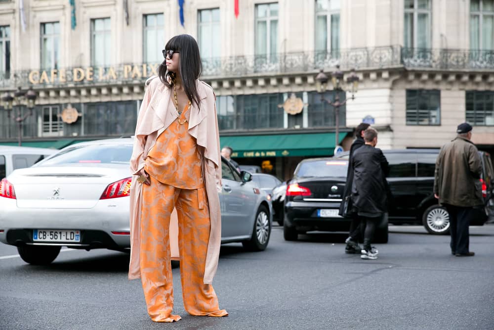 Los pantalones anchos estampados deben combinarse siempre con algo sólido. Si se trata de un outfit de pantalón y camisa estampada, no dudes en colocar un abrigo o chaqueta sólida para complementar tu vestuario.