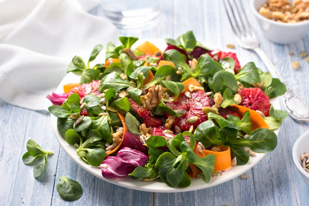 Las semillas de girasol son una fuente de vitaminas y antioxidantes para tu salud. Consúmelas en ensaladas, bien sea con cascaras o sin ellas, para aprovechar todos sus beneficios.