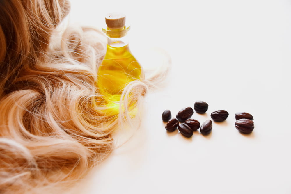El aceite de jojoba es un poderoso remedio natural que ayuda al crecimiento y fortalecimiento del cabello, además de hidratarlo y devolverle el brillo y la sedosidad perdida.