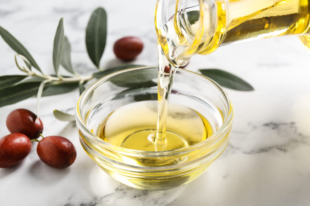 El aceite de jojoba es uno de los remedios naturales más efectivos para hidratar la piel.