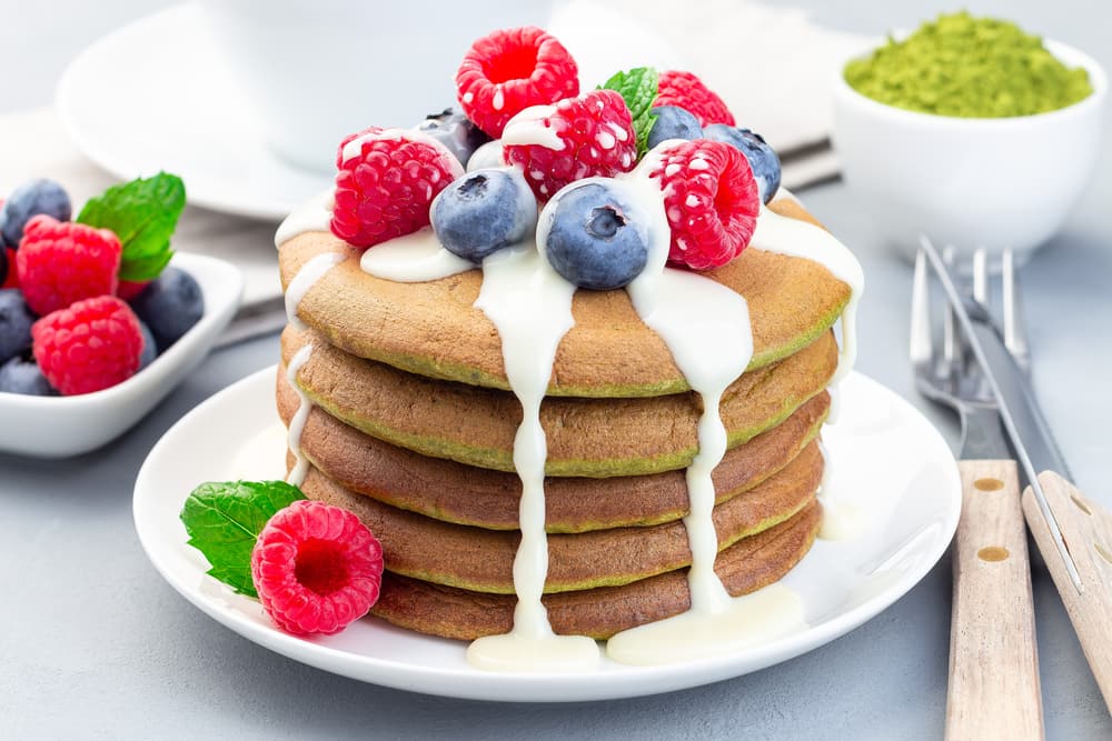 Uno de los grandes beneficios del té matcha es el ayudar a que te sientas más concentrado. Prepara tus desayunos saludables con este maravilloso polvo verde que puedes conseguir en los mercados locales de tu área.