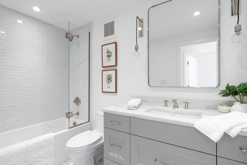 Si vas a decorar tu baño al estilo nórdico es importante tener en cuenta los colores y la armonía en el espacio. El gris y el blanco son tonos por excelencia utilizados en este estilo.