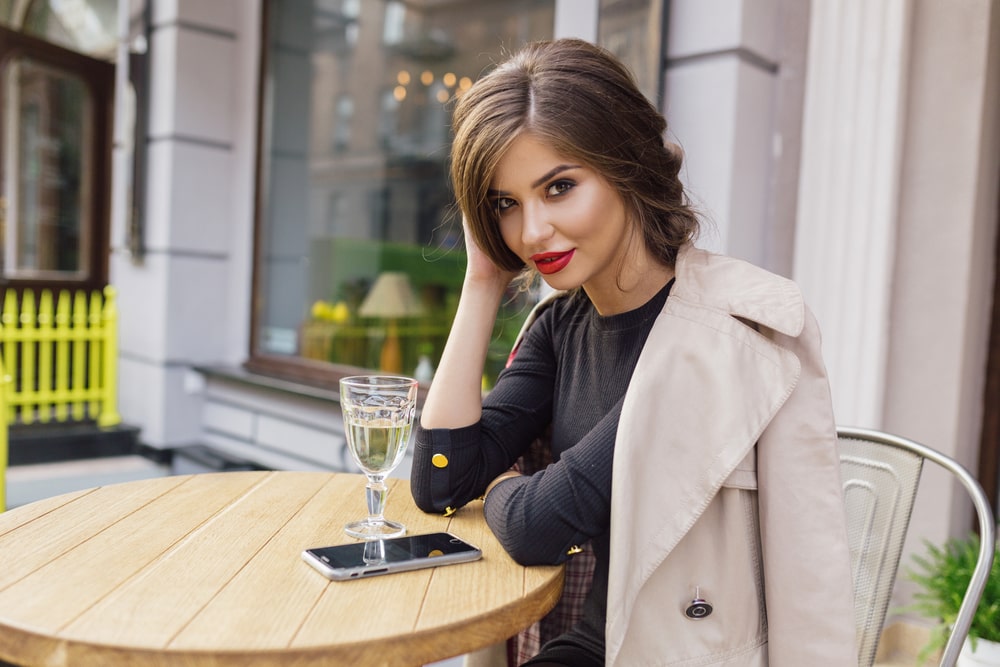 Una mujer que cree en ella usa un labial rojo como parte del empoderamiento de su imagen y de su estilo.