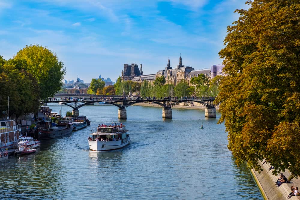 Si crees en el amor, Paris es la capital más representativa y es alli donde se encuentra el puente de los enamorados o Pont Des Arts.