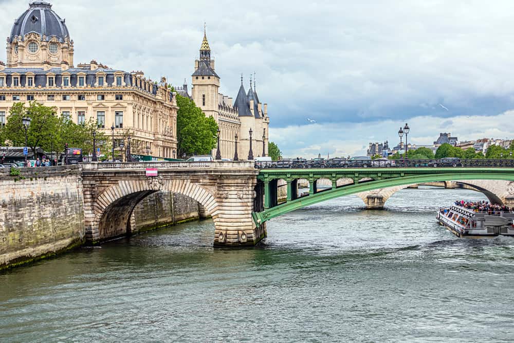 En Pont des Arts millones de personas pusieron un candado sellando su amor. Hoy no es posible hacerlo, pero es un lugar para caminar y soñar con las maravillas que el amor trae a la vida de los seres humanos.