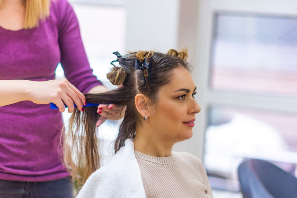 Tu tono de piel es el que manda para poder elegir el color de pelo que más te favorece. Las mujeres de piel media deben usar colores en la gama de los castaños y dorados.