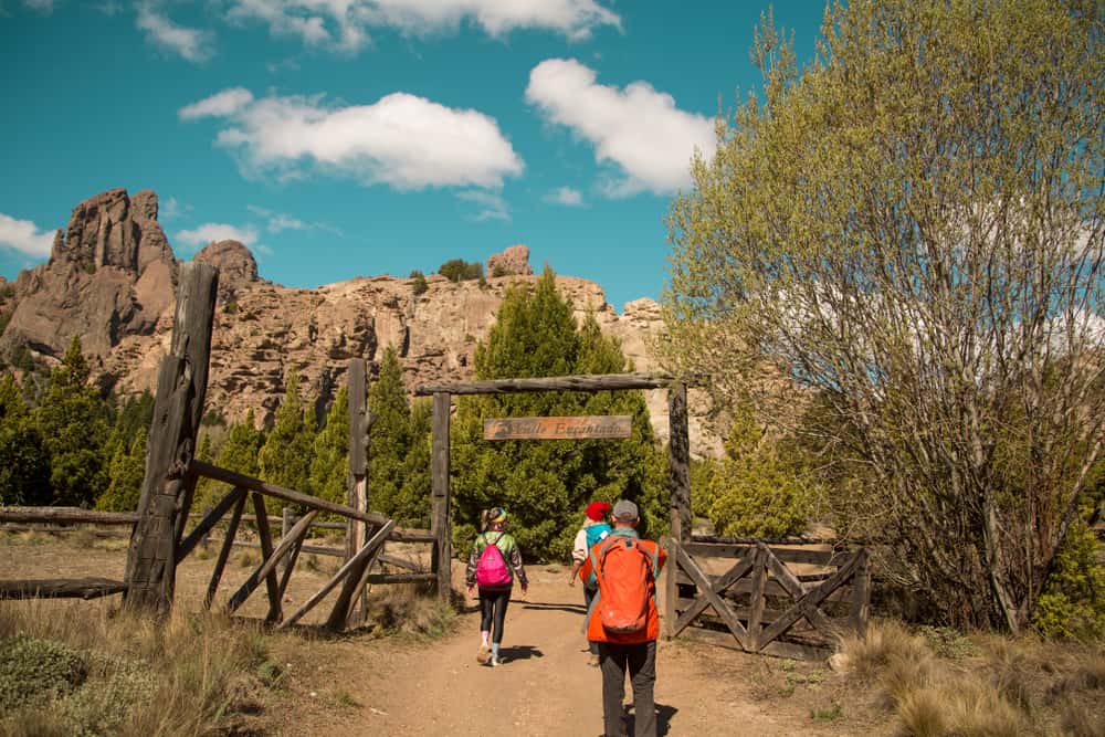 Si eres amante del senderismo, en SanCarlos de Bariloche puedes caminar la cordillera observando paisajes bellísimos. Puedes descansar en los refugios de montaña que ofrece.