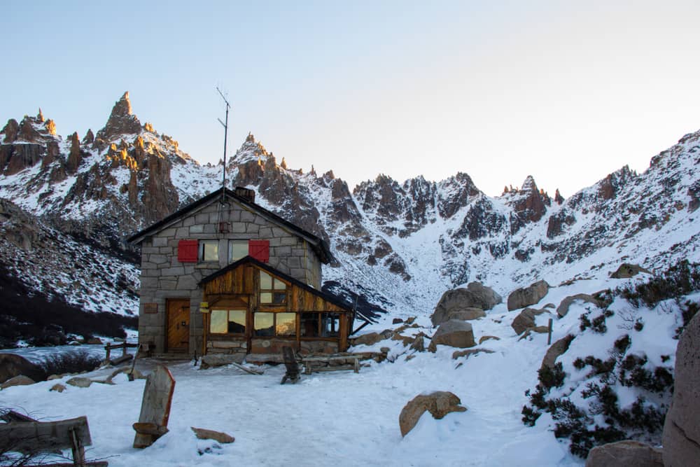 El refugio Frey Hike en San Carlos de Bariloche es ideal para acampar. Tiene buenas instalaciones y cómodas camas.