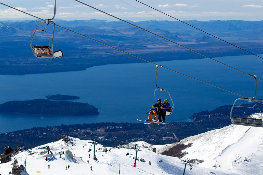 San Carlos De Bariloche, está situado en Río Negro, Argentina. En los meses de invierno la temperatura es fría, pero seca. El sky es una de las actividades principales de la región.