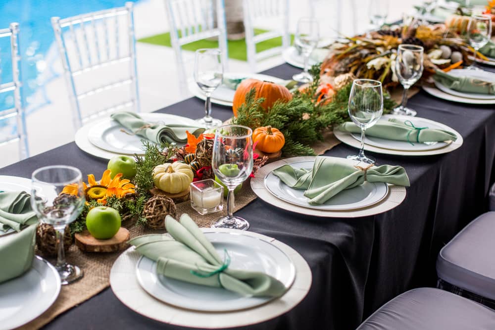 Thanksgiving está a la vuelta de la esquina y llegó el momento de pensar en la decoración de la mesa que vas a compartir junto a tus seres queridos.