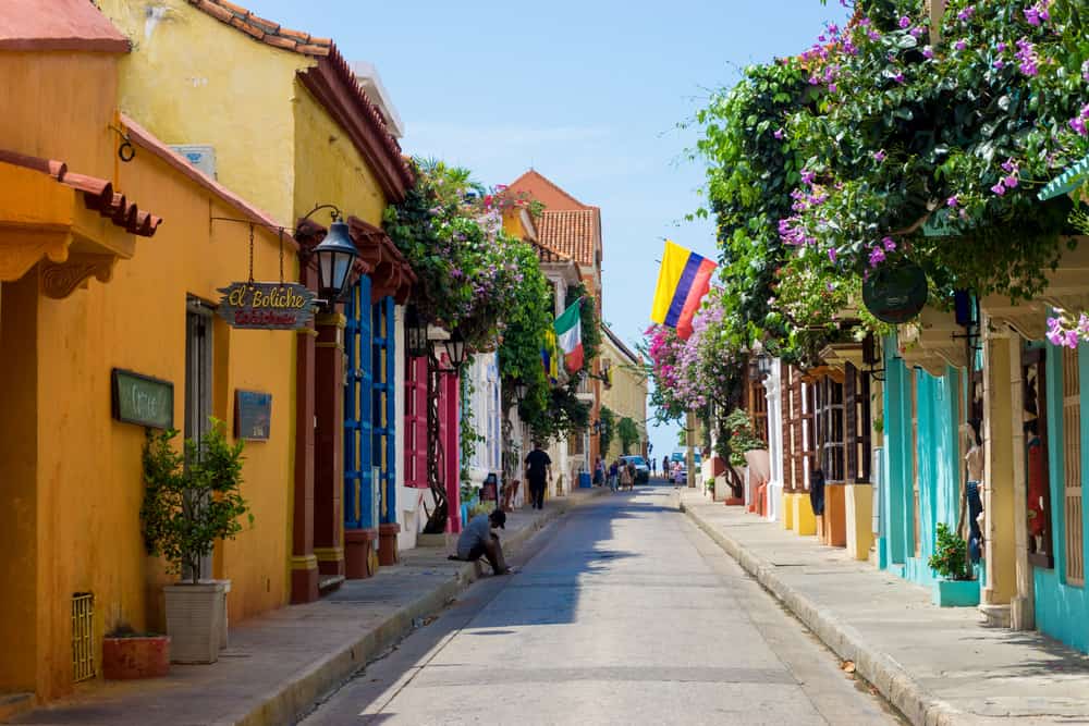 Si algo tiene la coidad amurallada en Cartagena son sus callecitas coloridas y llenas de flores y naturaleza.