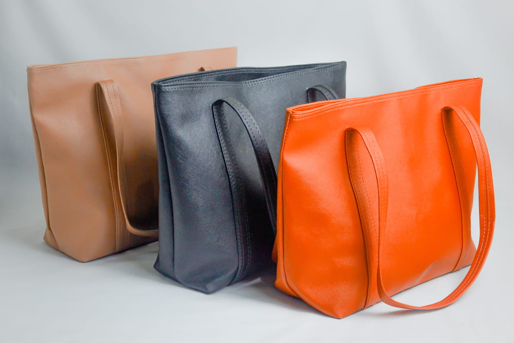 Un tote de cuero complementa tu outfit para viajar.