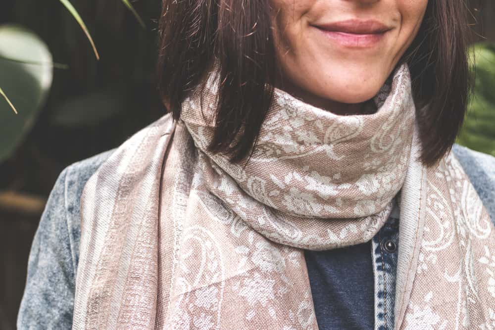 En tu outfit para viajar debe estar incluída una pashmina larga. Este es el accesorio más útil si vas a clima fresco