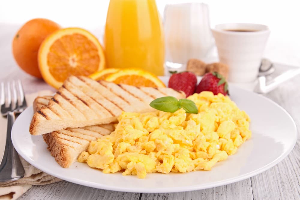 Para crear una rutina de alimentación saludable debes empezar por el desayuno. Este debe ser completo. No lo saltes. Organiza tu tiempo para desayunar.