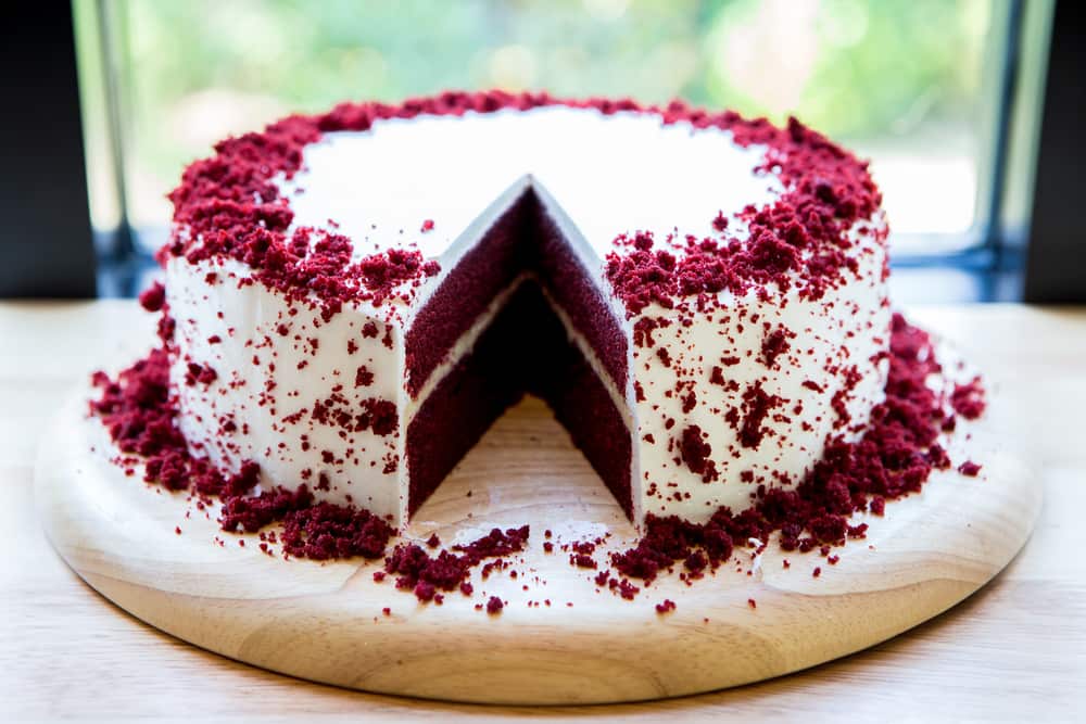 La red velvet es una de las tortas de Navidad predilectas por los paladares más exquisitos. Su delicado sabor y colorido, son ideales para la mesa de noche buena.