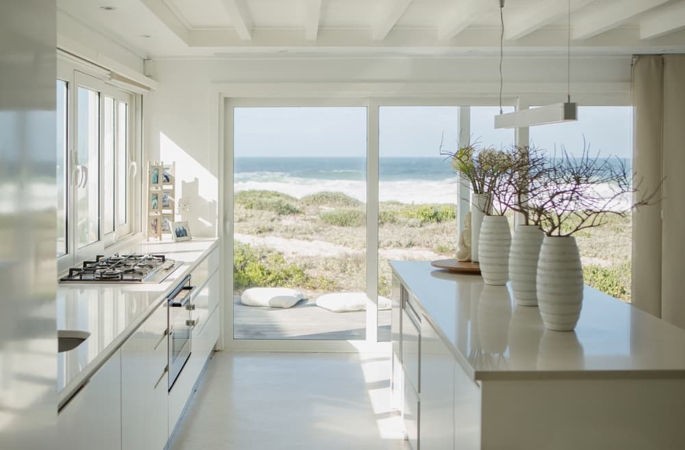 Las casas en la playa necesitan tonos neutros, preferiblemente en la gama de los blancos para contrastar con el color del mar