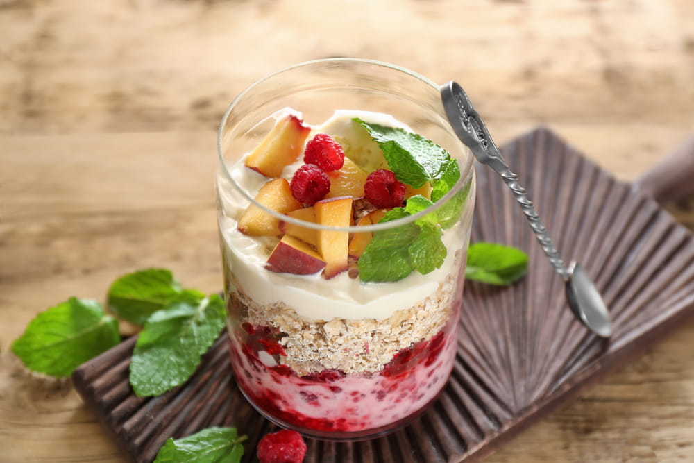 Lo ideal al comer yogurt es en un vasito pequeño con frutas picadas