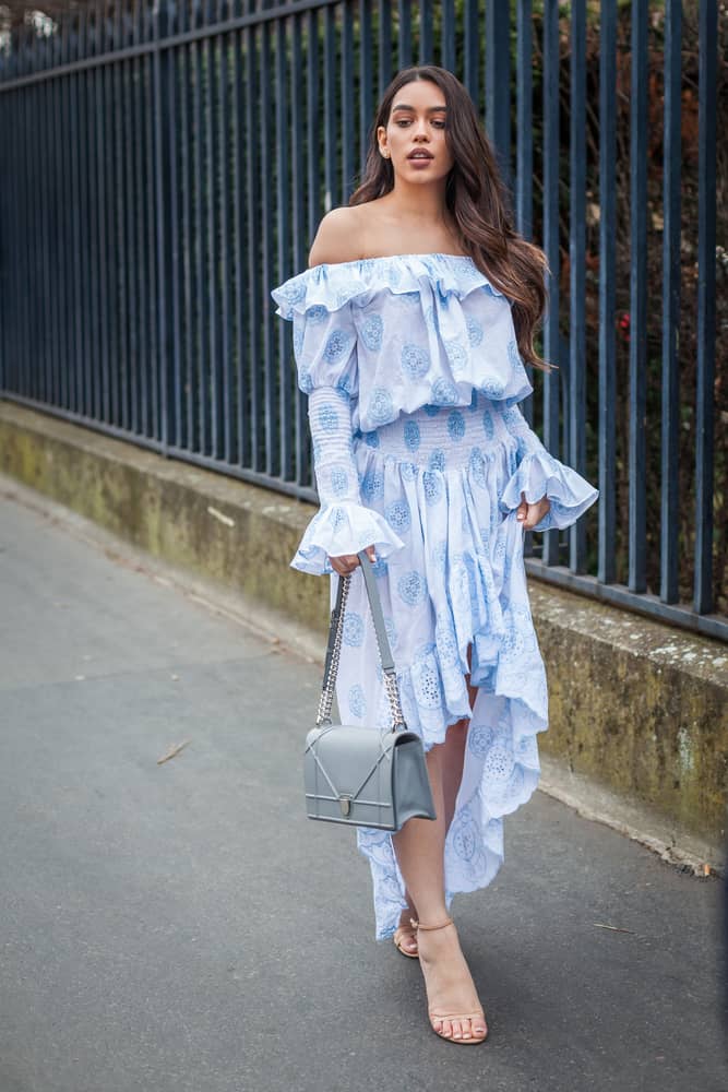 Uno de los escotes más IN es el off the shoulders. En vestidos se ve super sexy y romántico a la vez.