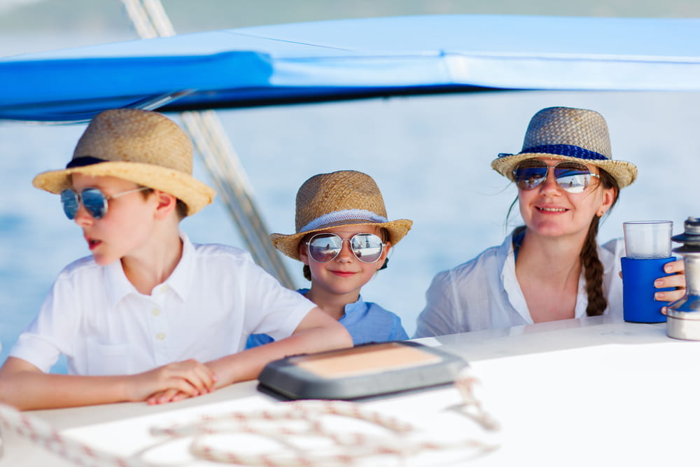 Hay que acostumbrar a los niños a usar gafas de sol desde pequeños para evitar problemas oculares futuros.