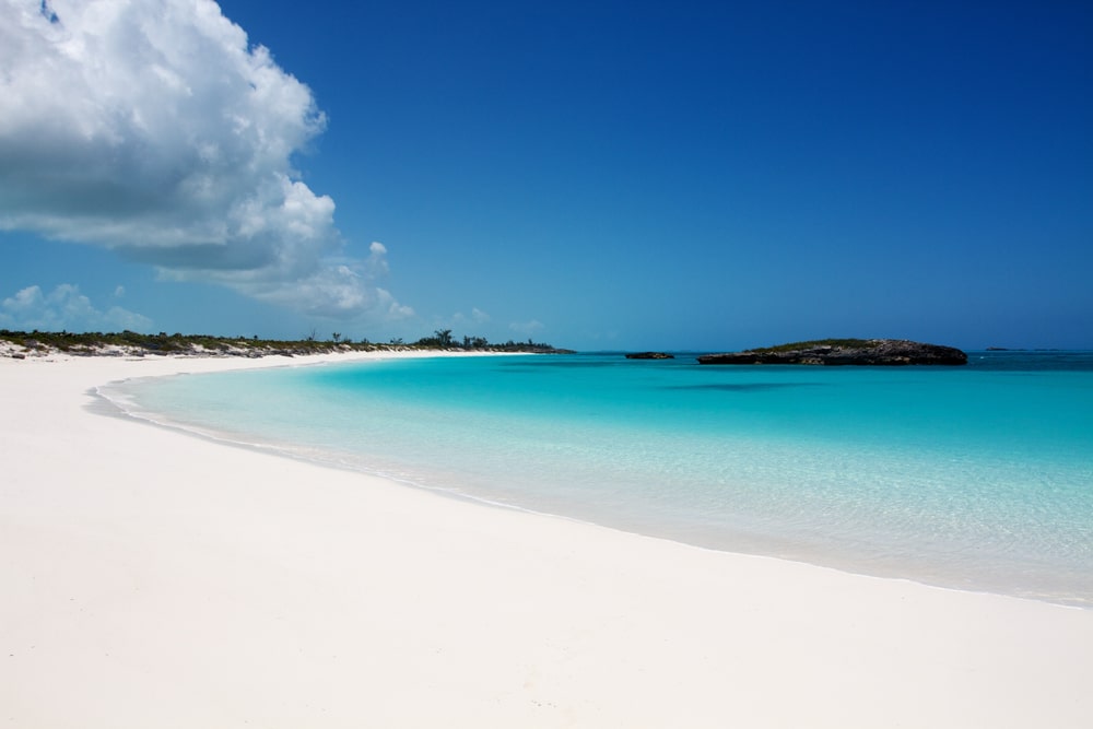 Las islas Exumas en las Bahamas son un destino turístico lujoso, lleno de playas cristalinas y turquesa y arena blanca.