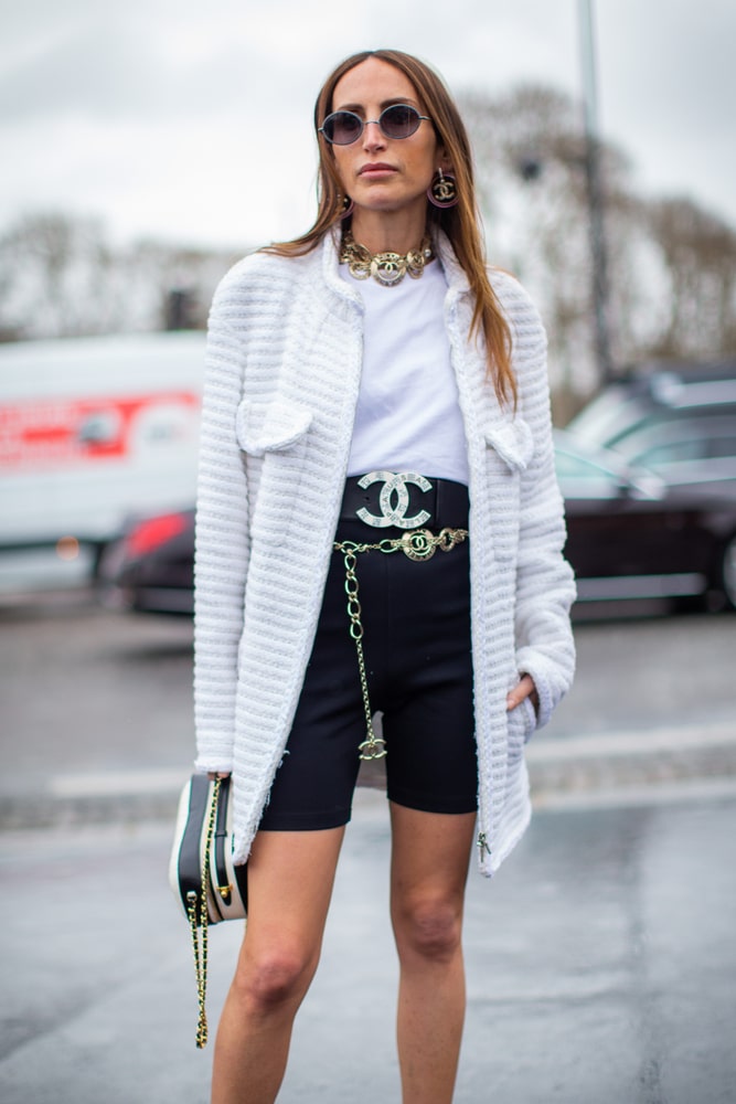 Los cardigans sobre las rodillas le añaden elegancia a tu vestuario.