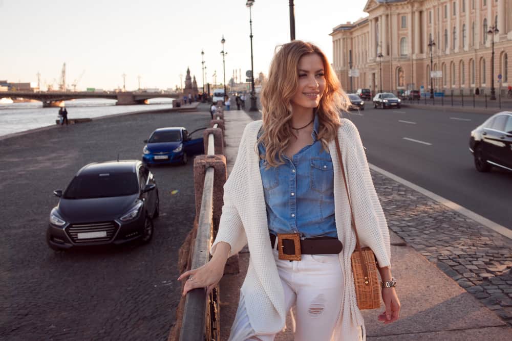 Hay cardigans muy informales, en colores básicos, que son importantes en tu armario para usarlos con jeans y verte casual chic.