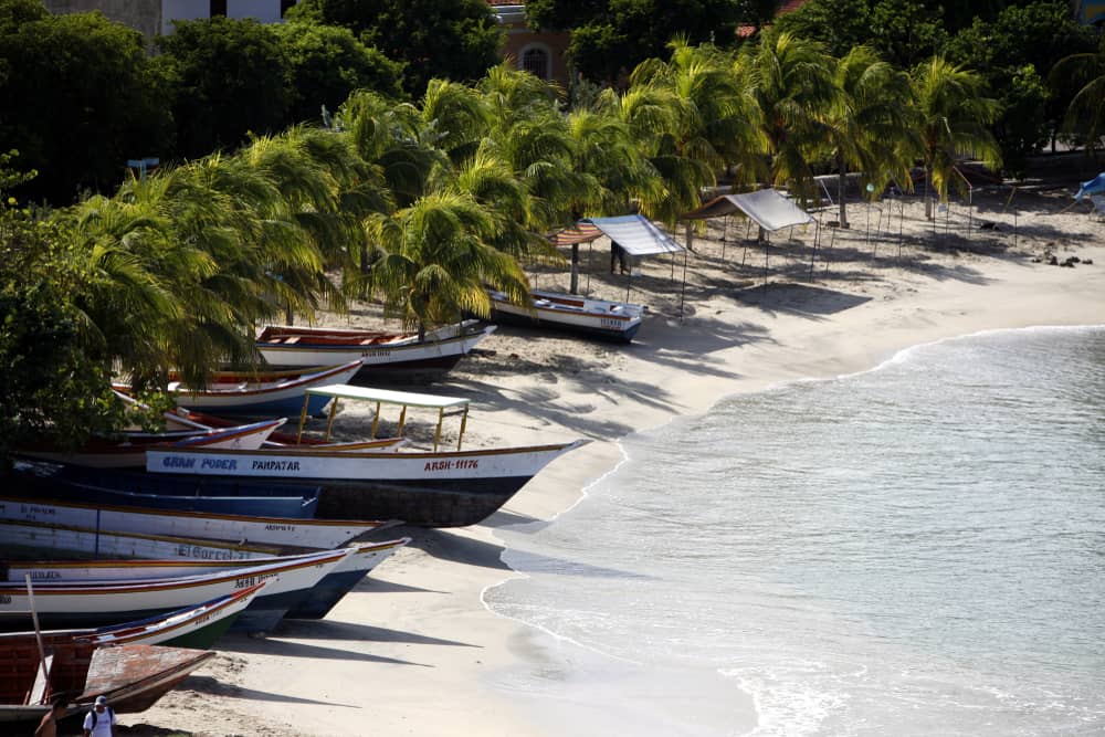 Viajar a Isla Margarita es disfrutar de playas cristalinas, palmeras y paisajes espectaculares en Venezuela
