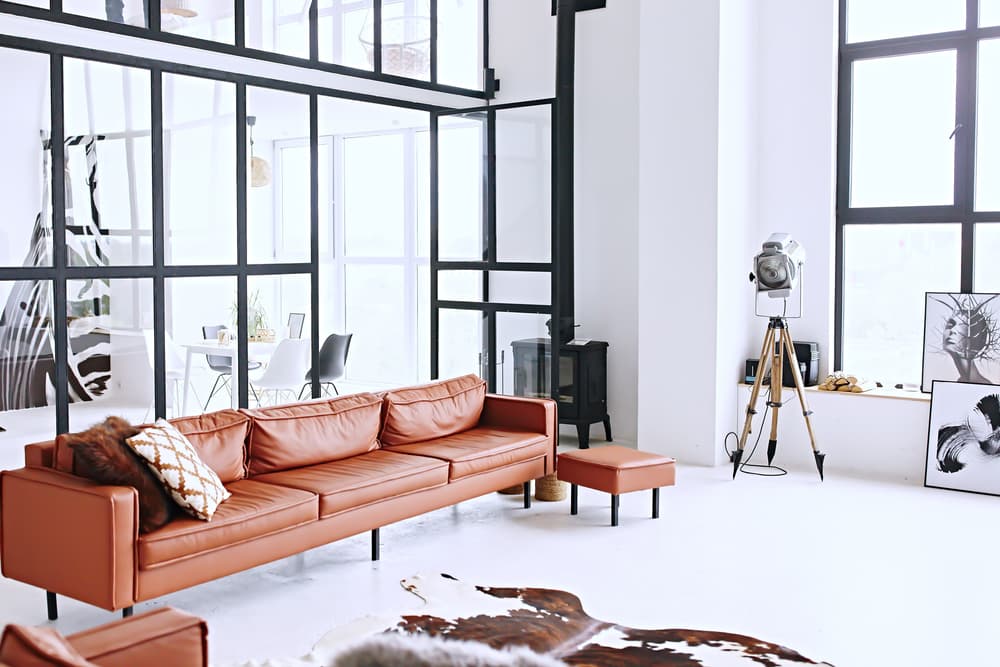 Un sofá en colores tierra es un clásico en el diseño de interiores.