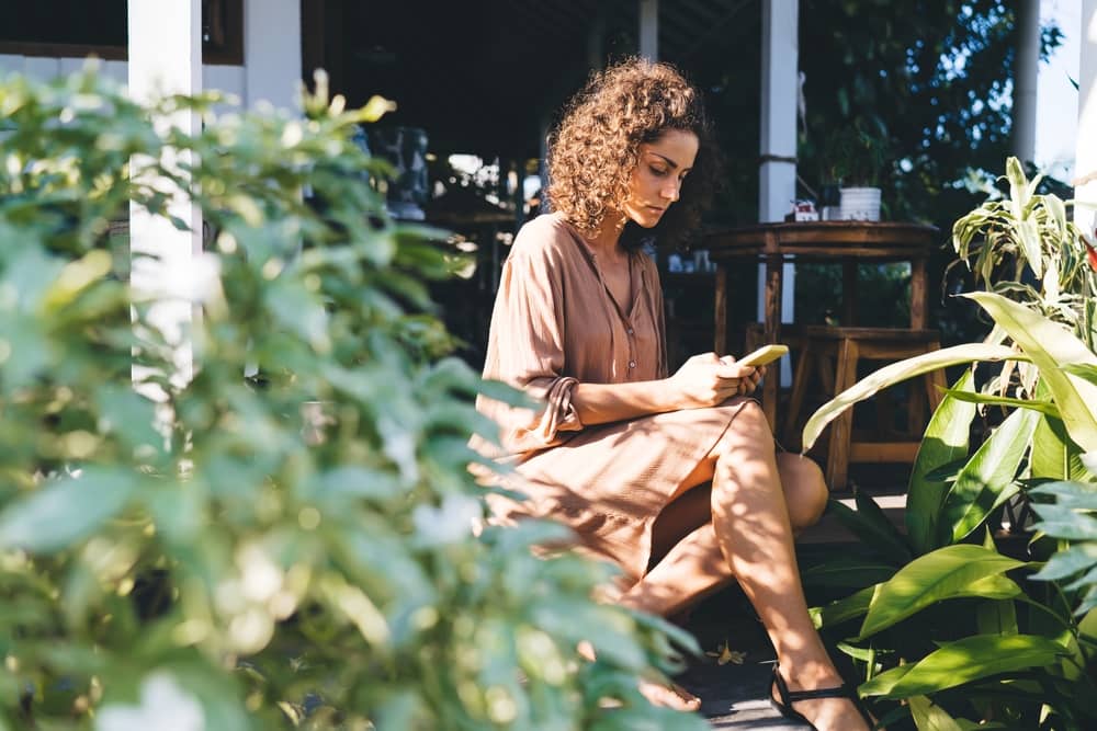 La dependencia de los aparatos inteligentes causa FOMO. Apagar el teléfono cada día unas horas te da la oportunidad de hacer actividades que nutran tu vida.