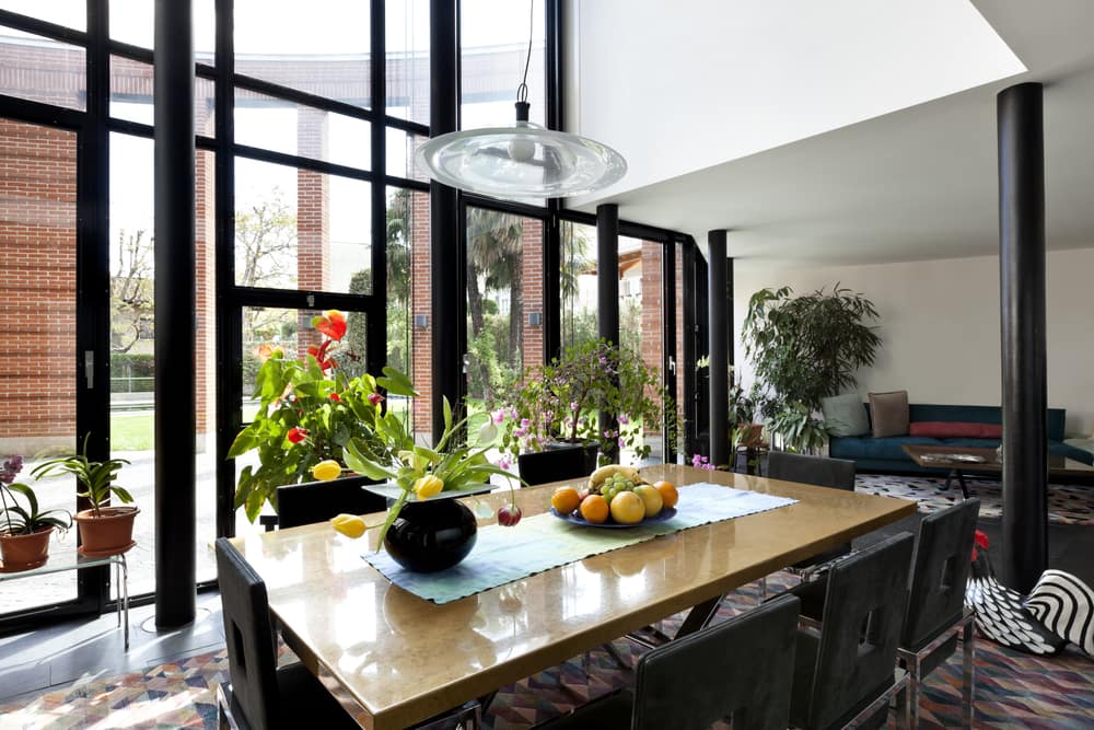 La luz natural es importante en los comedores modernos. Ella aporta sensción de amplitud y bienestar